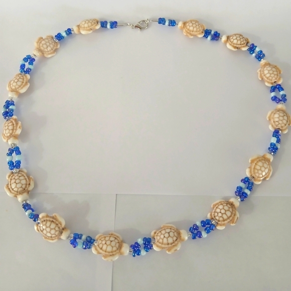 Handcrafted HOWLITE Tuquoise Turtle Necklace - Picture 1 of 4